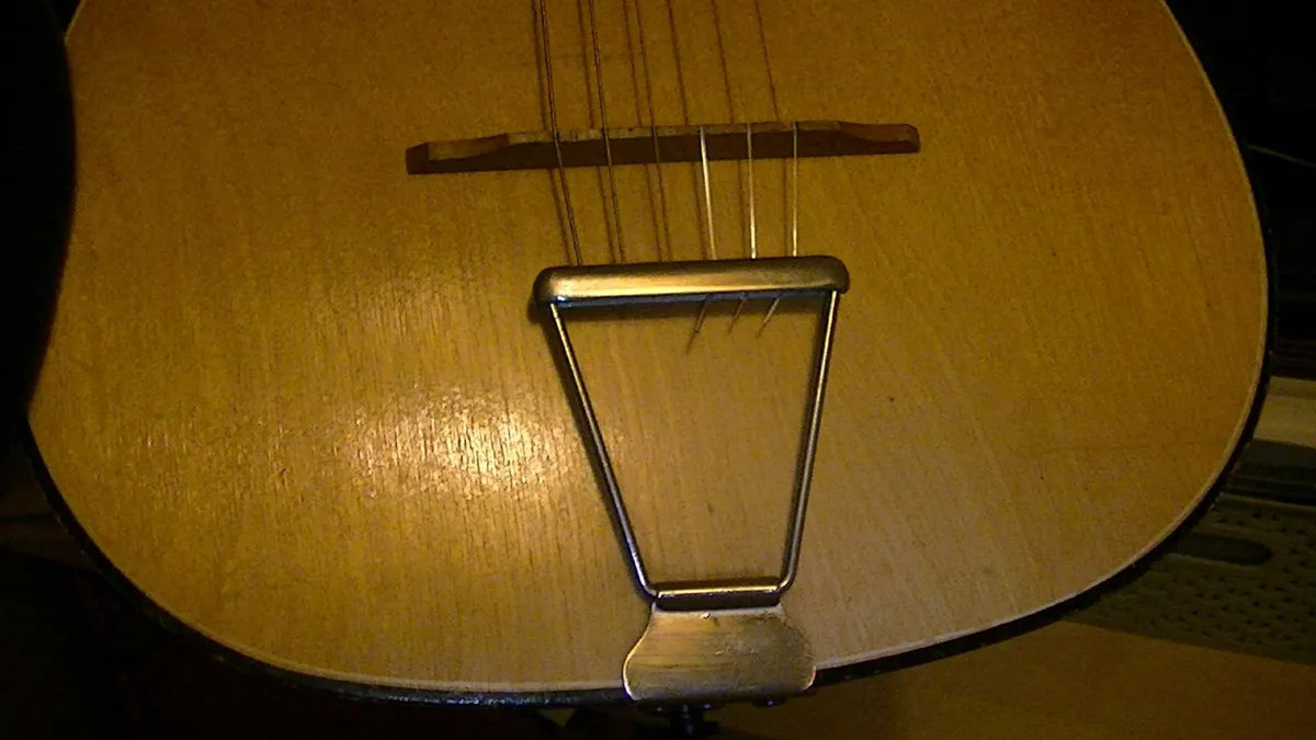 Small Oldish Guitar - Image 3