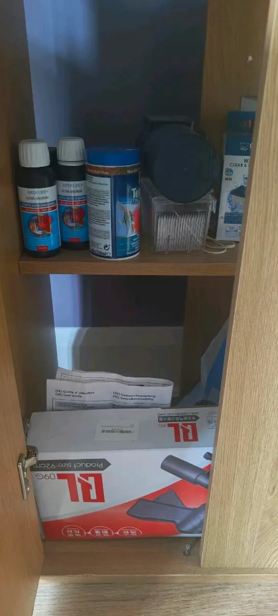 Fish tank and cabinet - Image 2