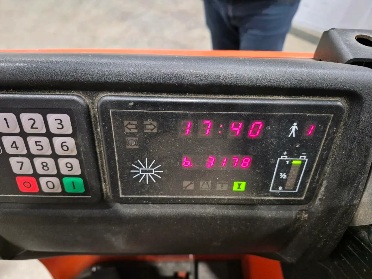 Toyota reach truck - Image 4