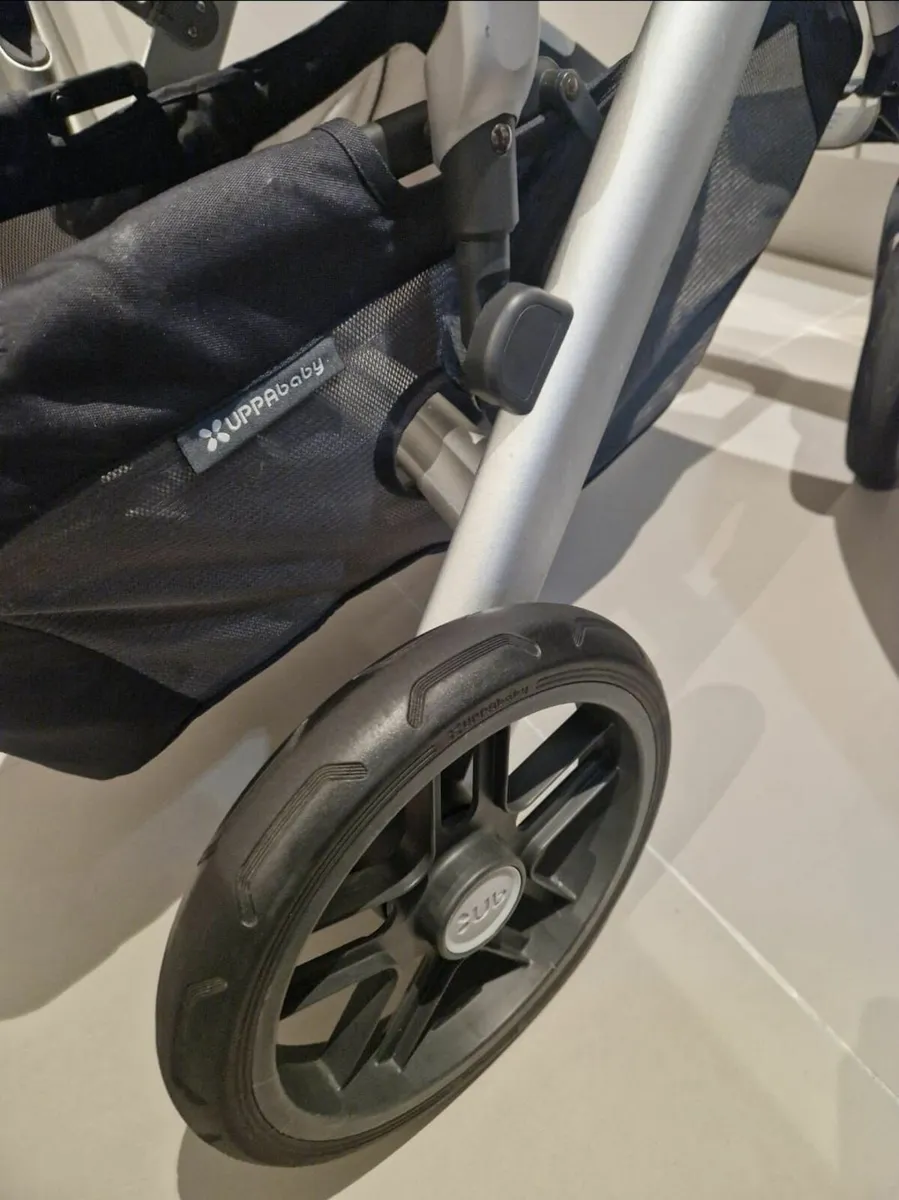 Uppababy vista V2 with car seat IMMACULATE - Image 2
