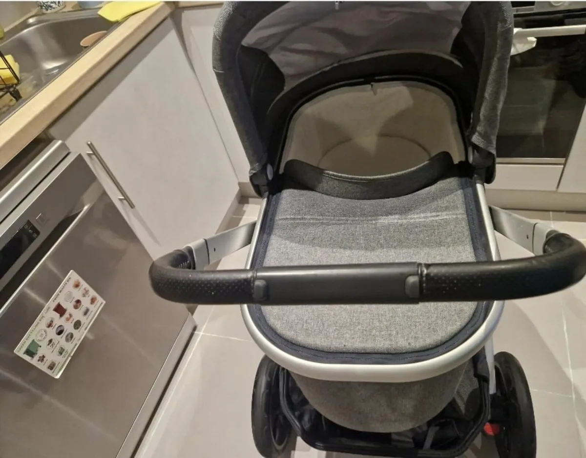 Uppababy vista V2 with car seat IMMACULATE - Image 3