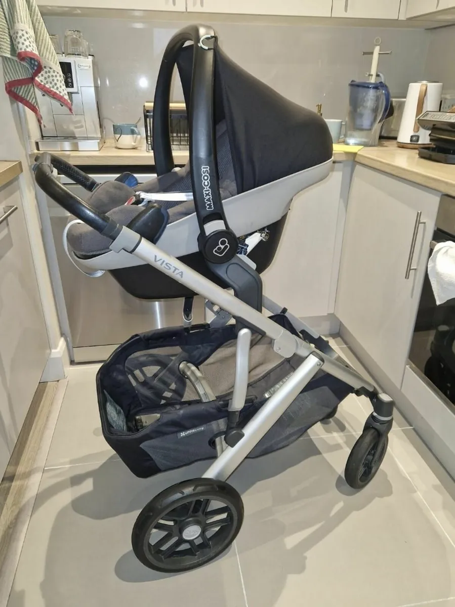 Uppababy vista V2 with car seat IMMACULATE - Image 4