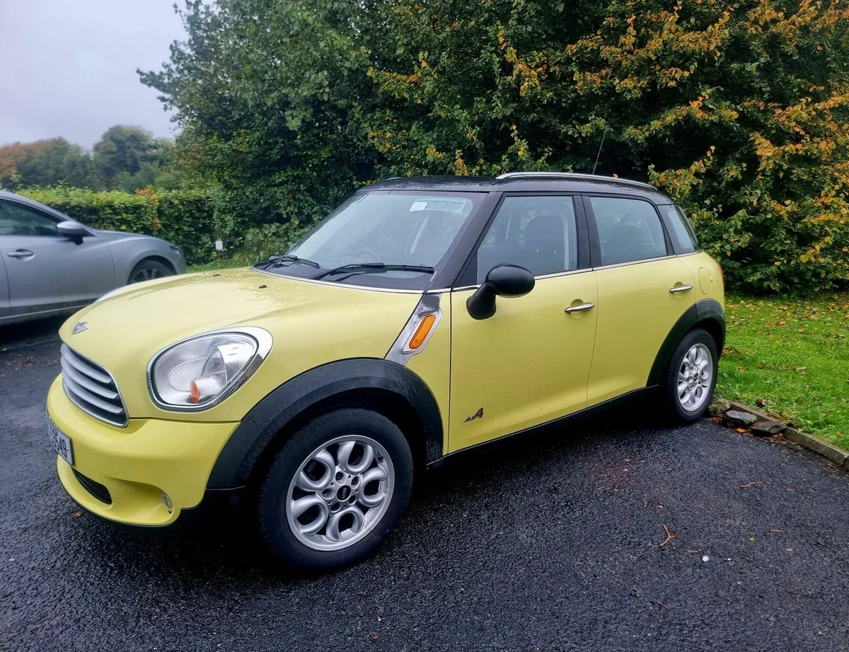 Mini Countryman 2011 in Yellow - Image 2