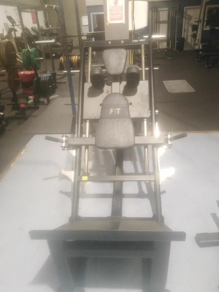 Gym equipment hack squat - Image 1