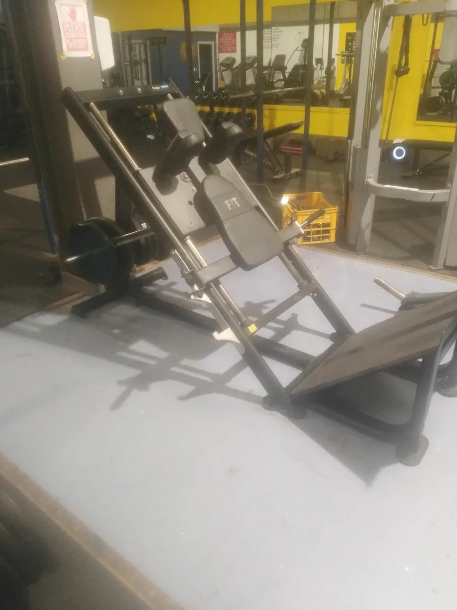 Gym equipment hack squat - Image 3