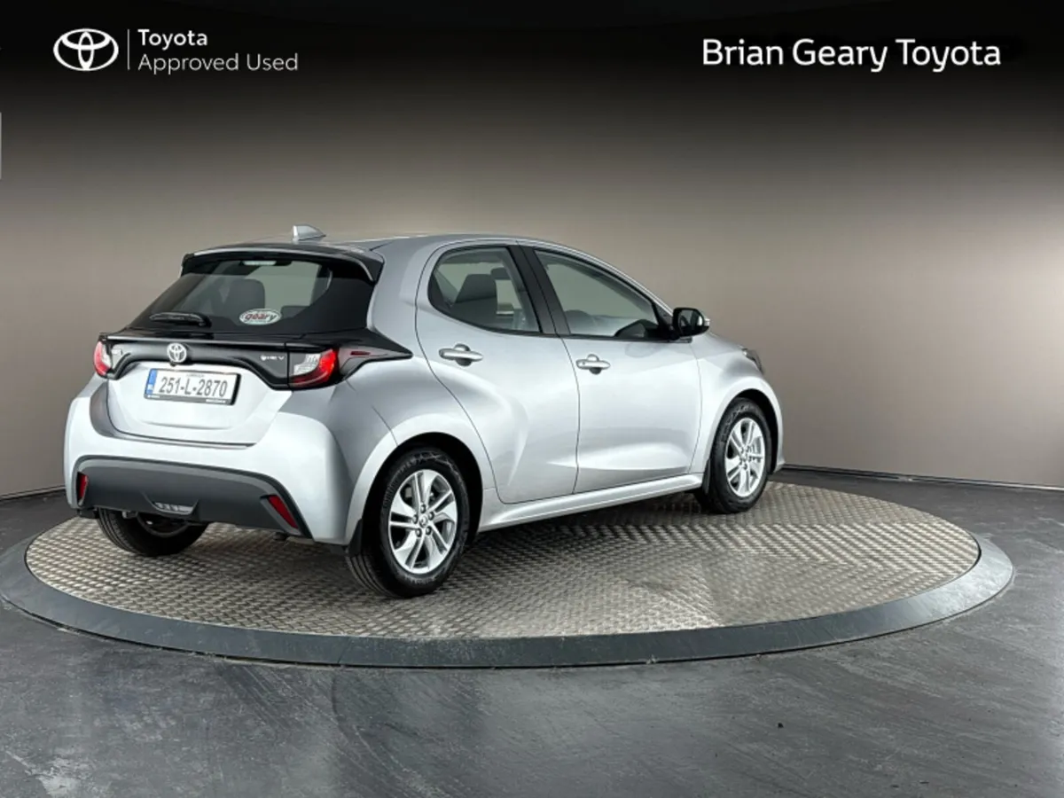 Toyota Yaris HYBRID LUNA - Image 2