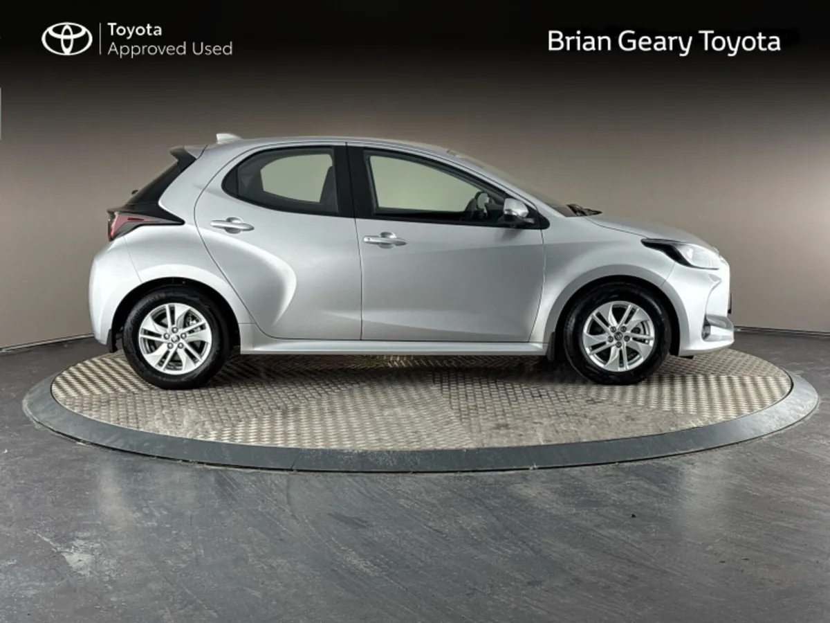 Toyota Yaris HYBRID LUNA - Image 3
