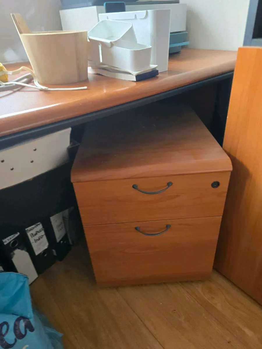 Office set up - Image 3