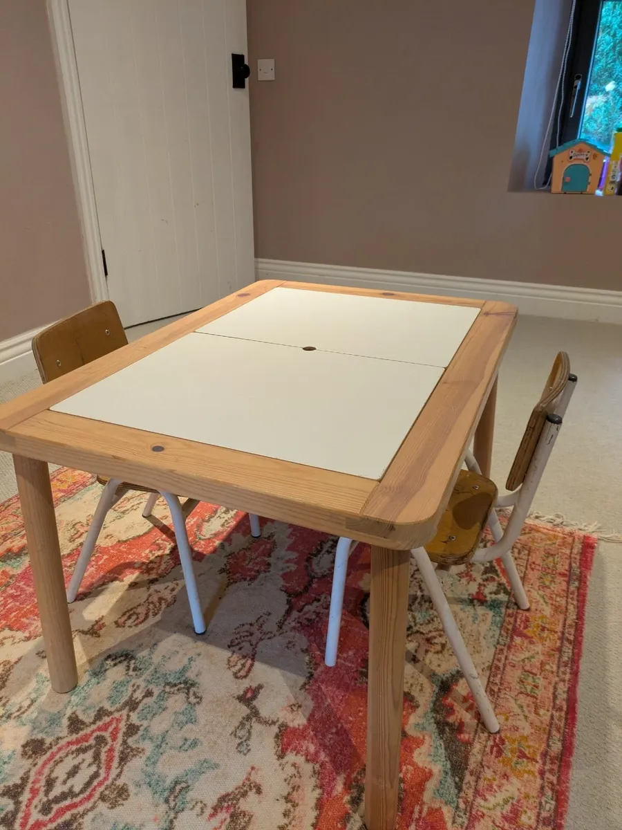 Children's table and chairs - Image 1