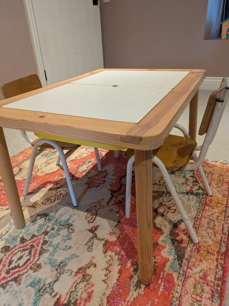 Children's table and chairs - Image 4