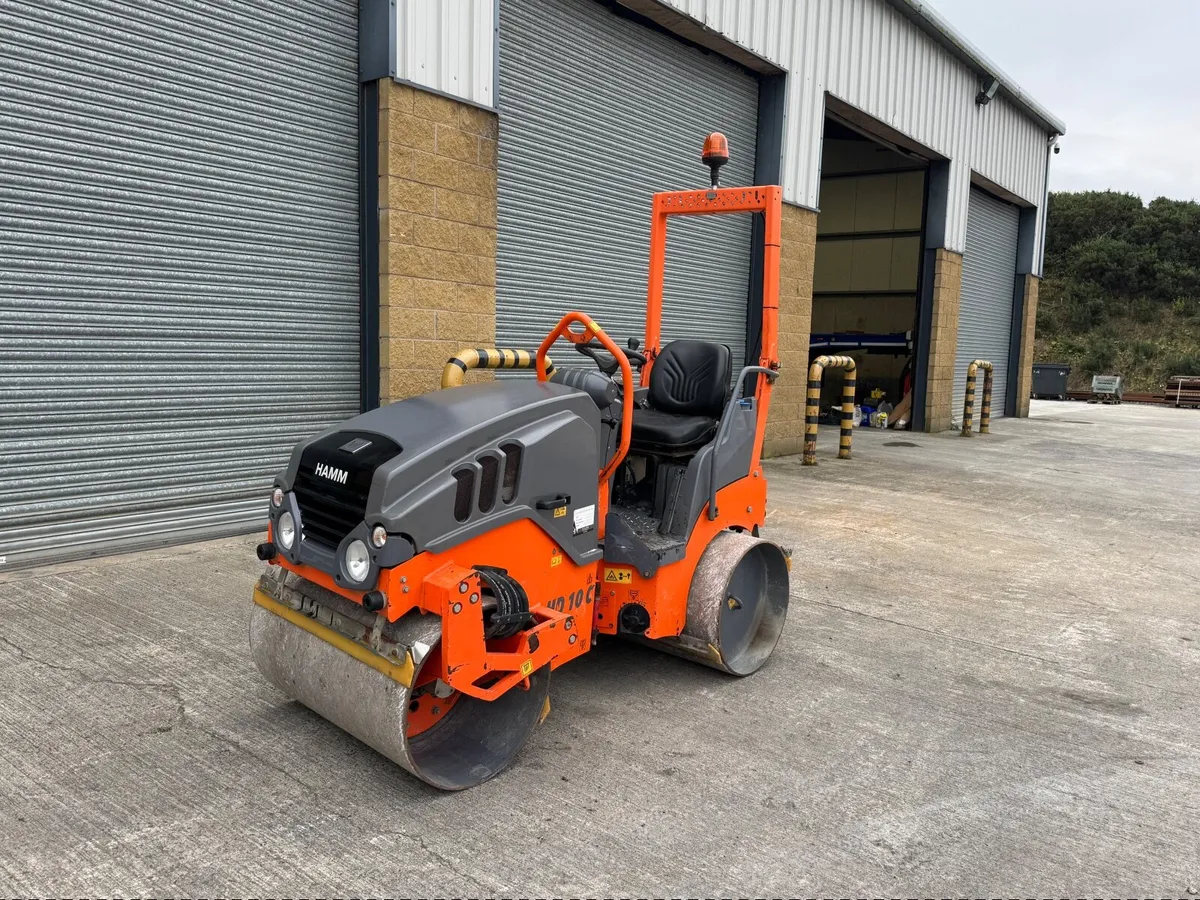 2018 Hamm HD10C VV Roller - Image 1