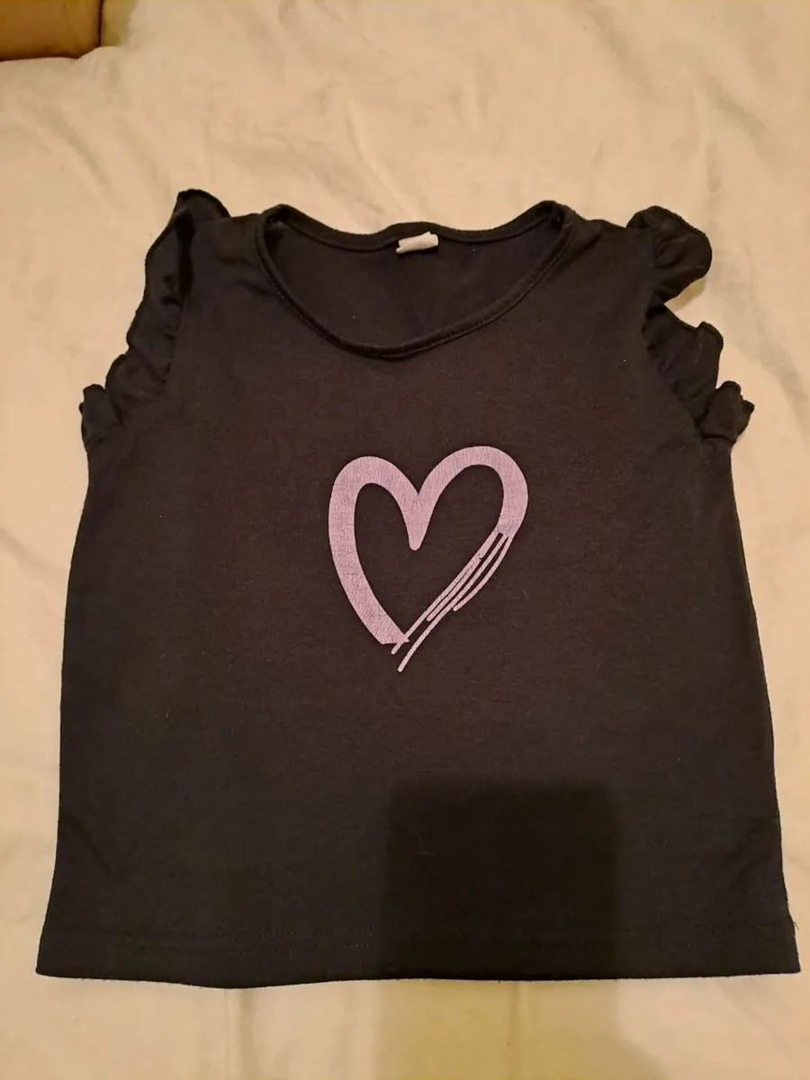 8 piece bundle of clothes free 4 to 5 years - Image 3