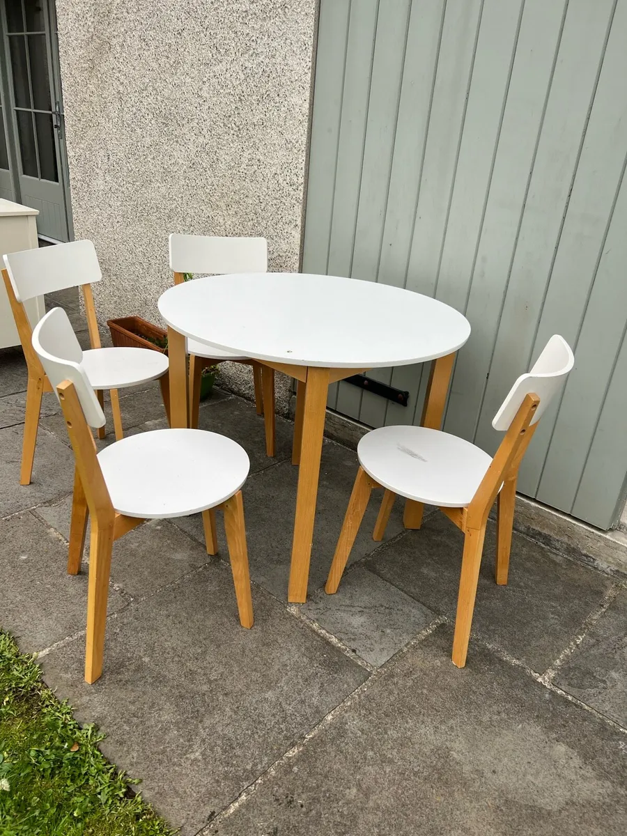 Table and four chairs - Image 1