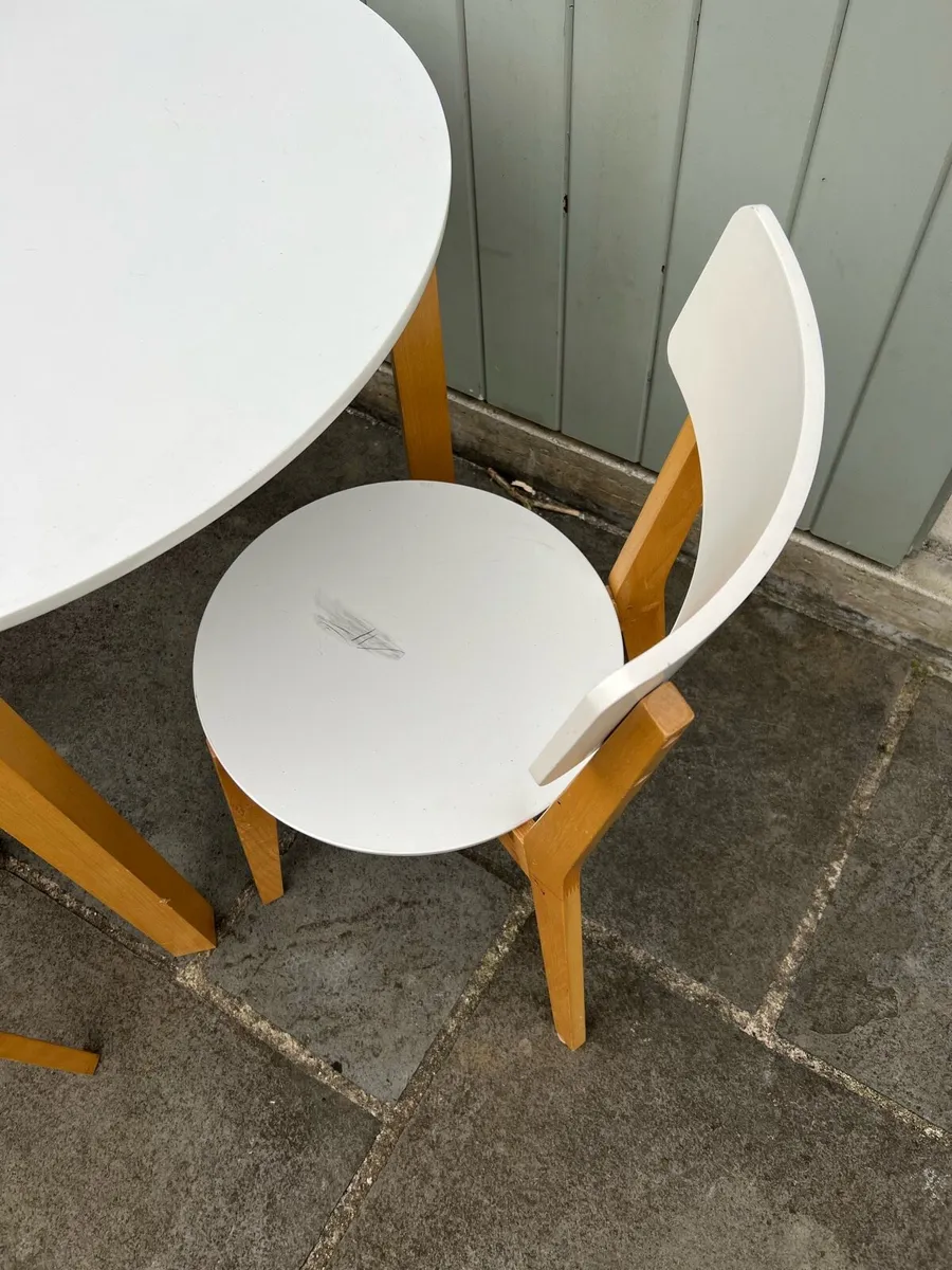 Table and four chairs - Image 2