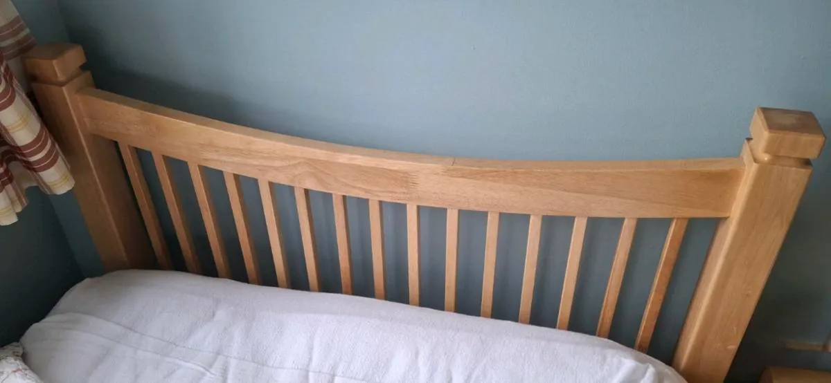 Single wooden bed - Image 1