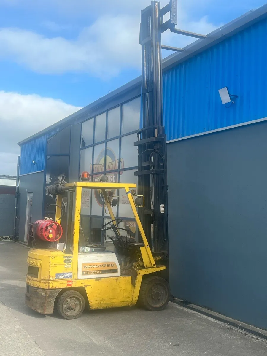komatsu 255 Forklift - Image 1