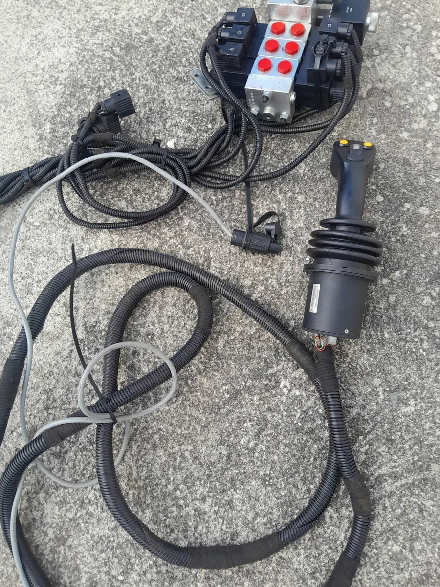 Hydraulic eletric joy stick - Image 3