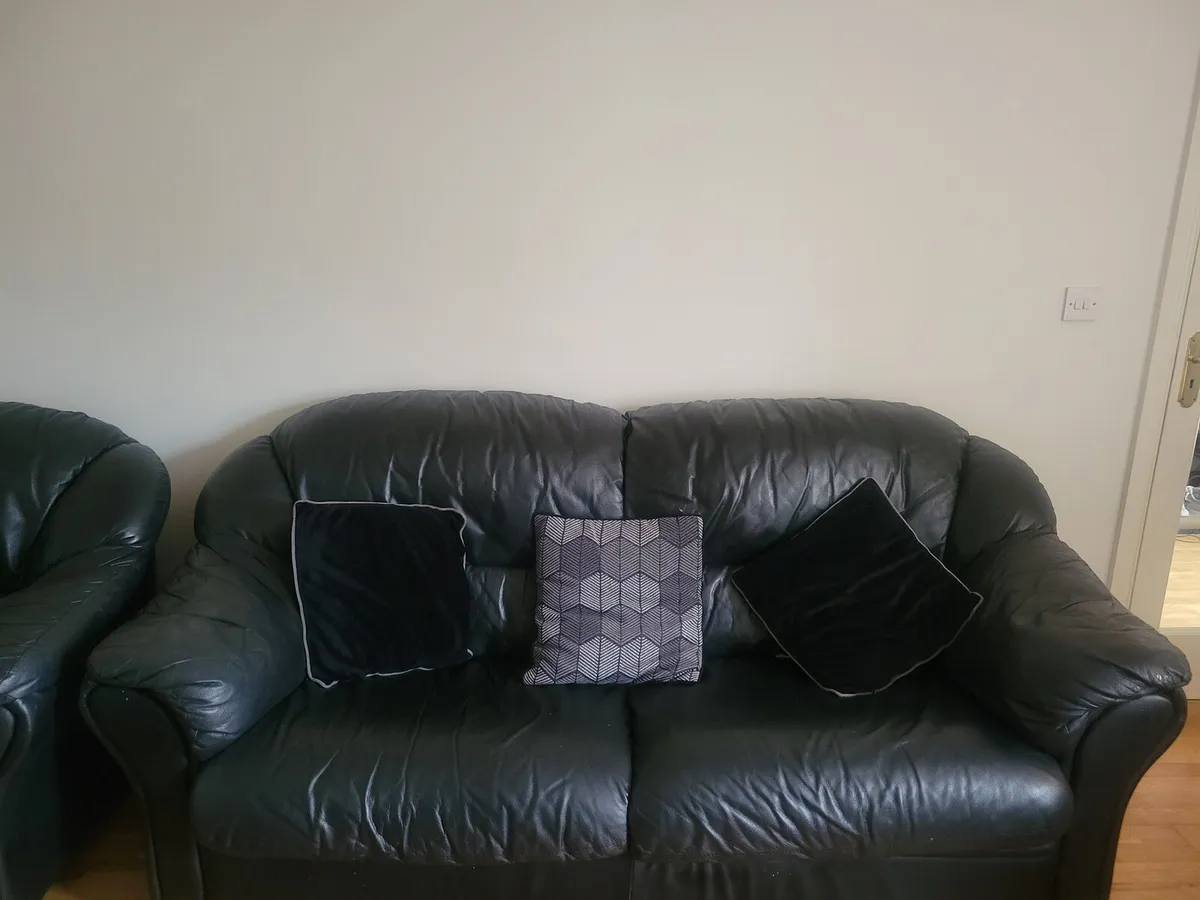 Leather couch - Image 1