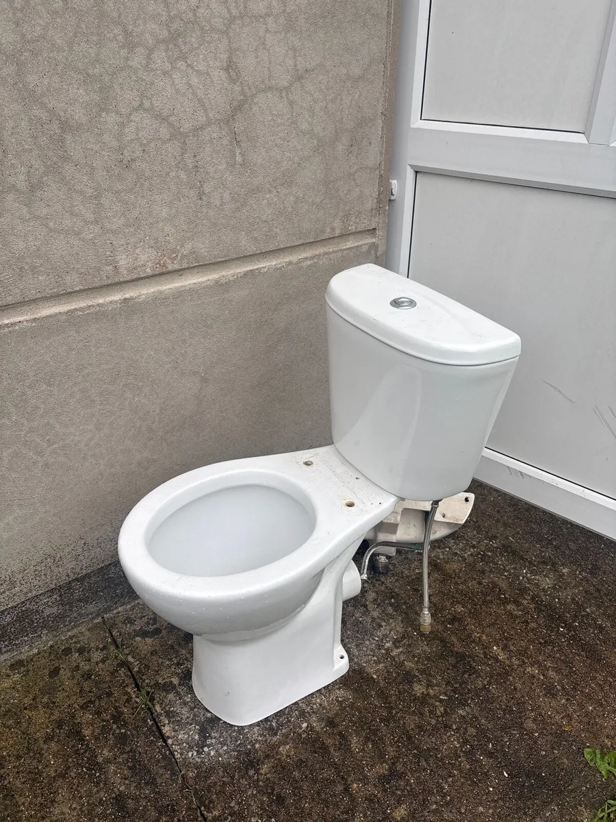 Toilets / sinks - Image 1