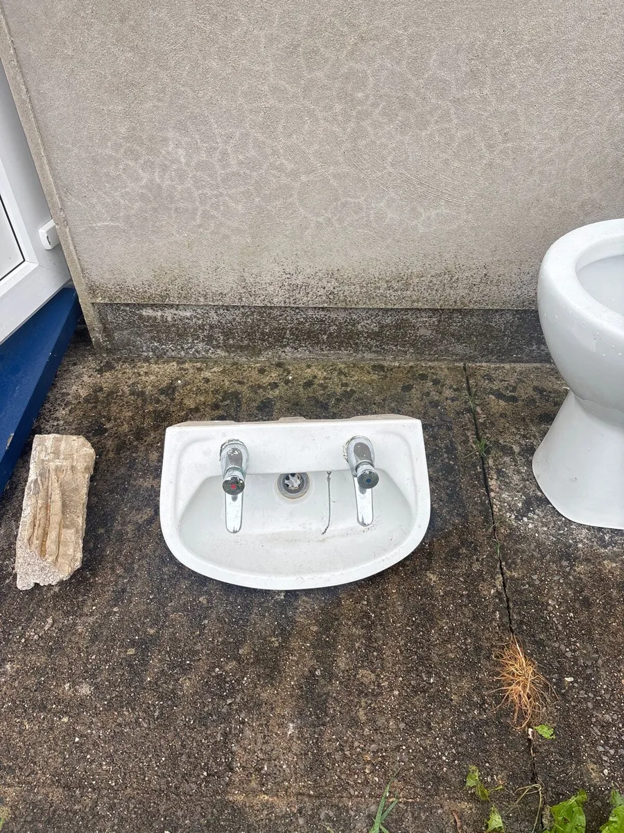 Toilets / sinks - Image 2