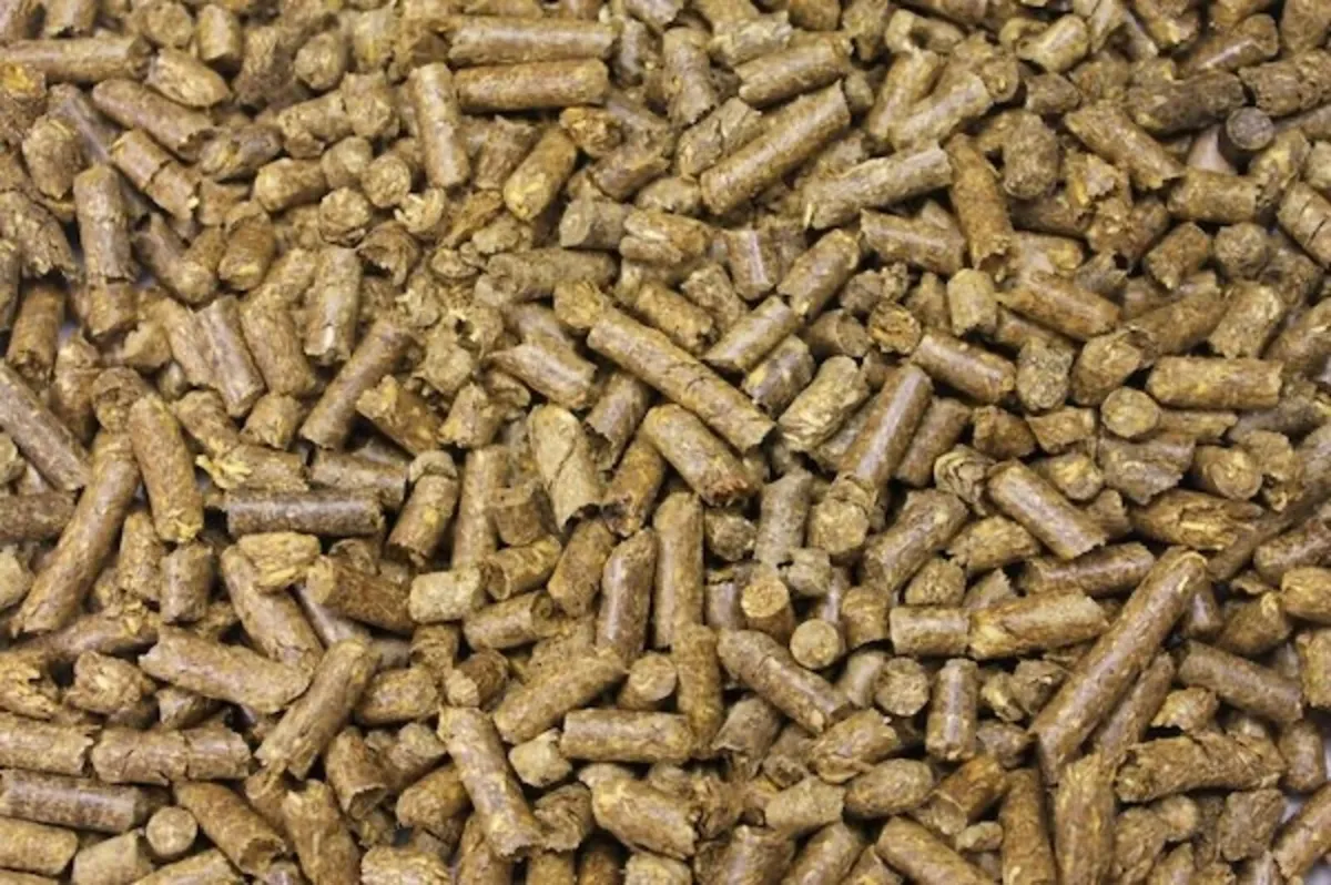 Straw Pellets 20kg bags delivered - Image 4