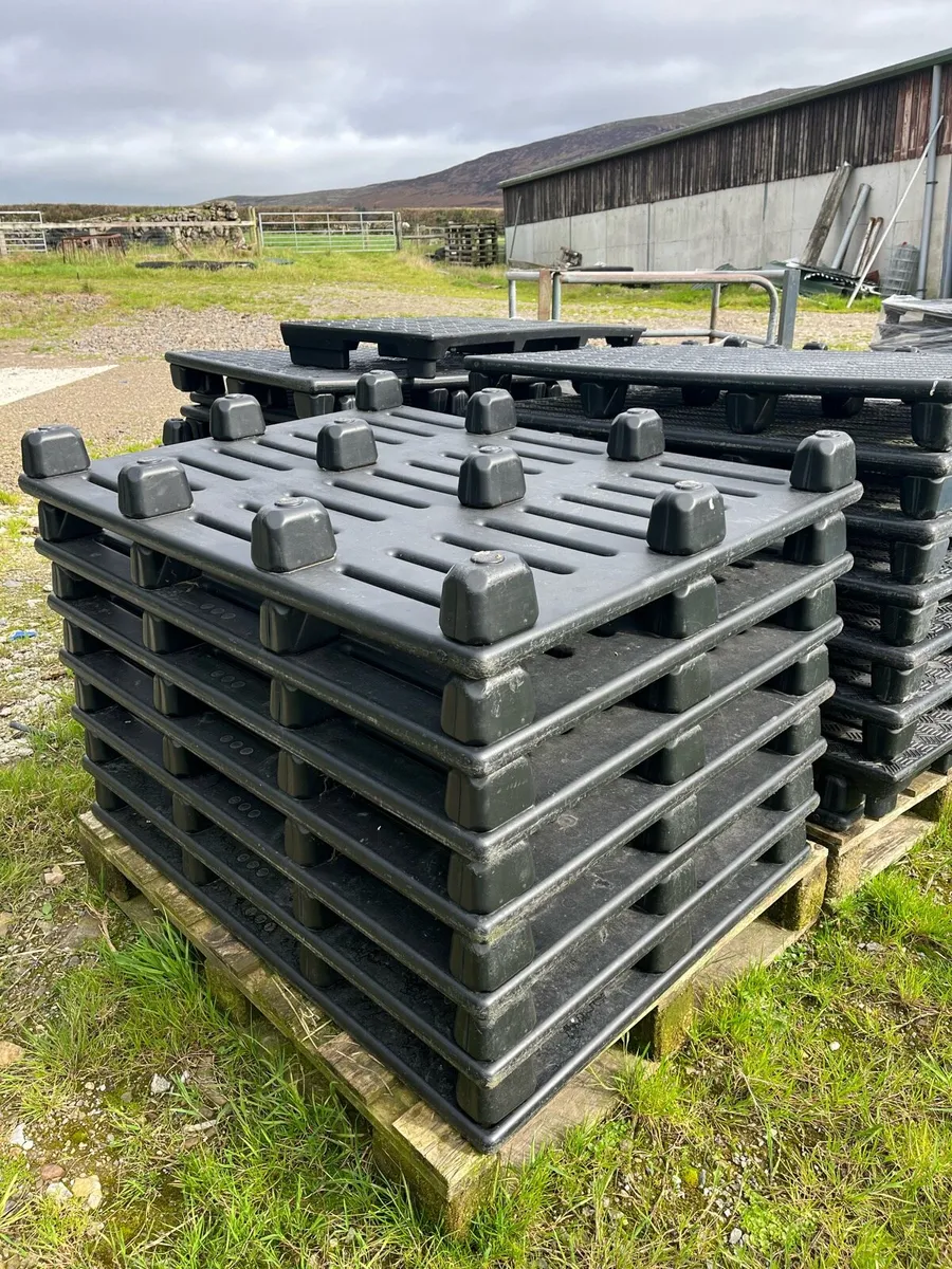 Plastic calf slats - Image 1