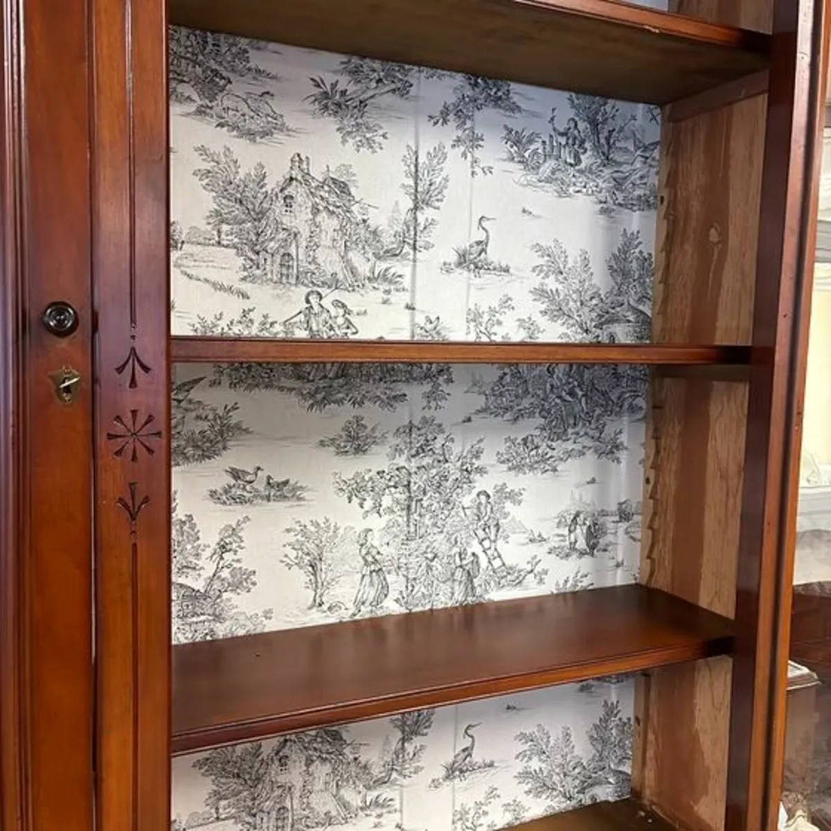 18th century burled walnut bookcase cabinet - Image 4