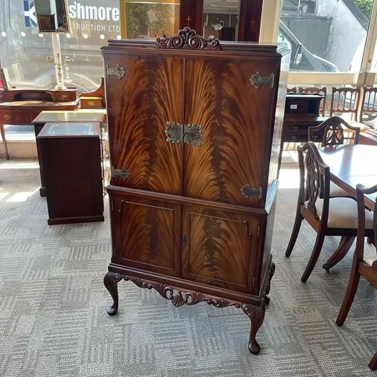 Mid 20th century mahogany flamed drinks cabinet - Image 2