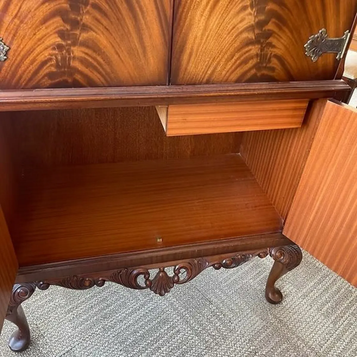 Mid 20th century mahogany flamed drinks cabinet - Image 3