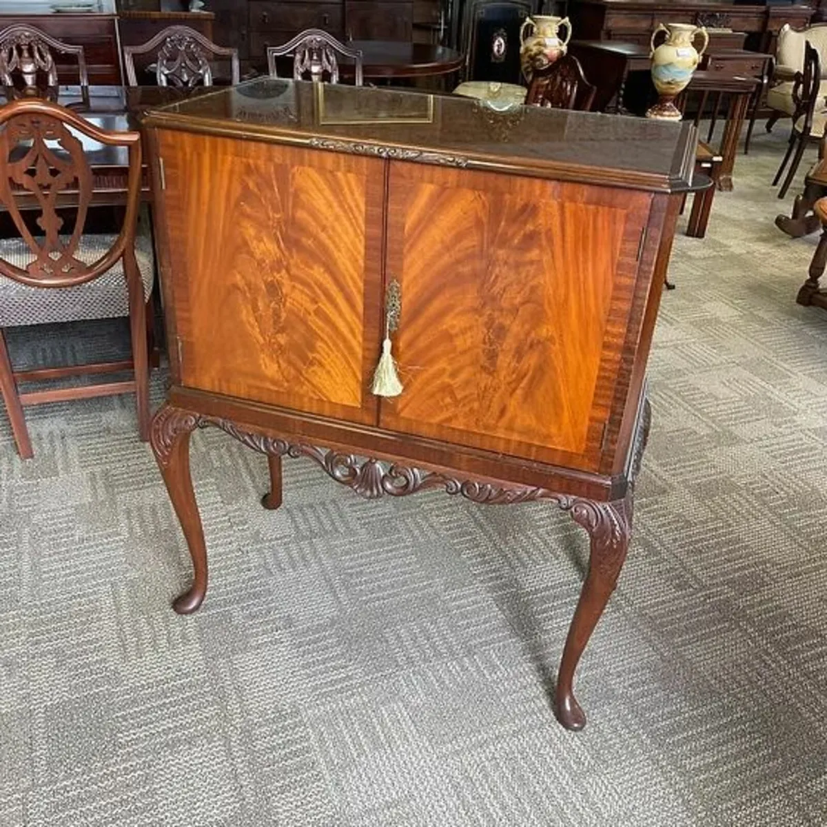 Stunning mahogany flamed two door cocktail drinks - Image 1