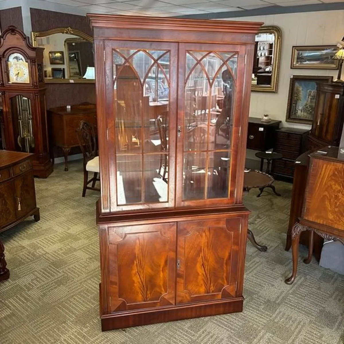 Fabulous mahogany two door display cabinet - Image 1