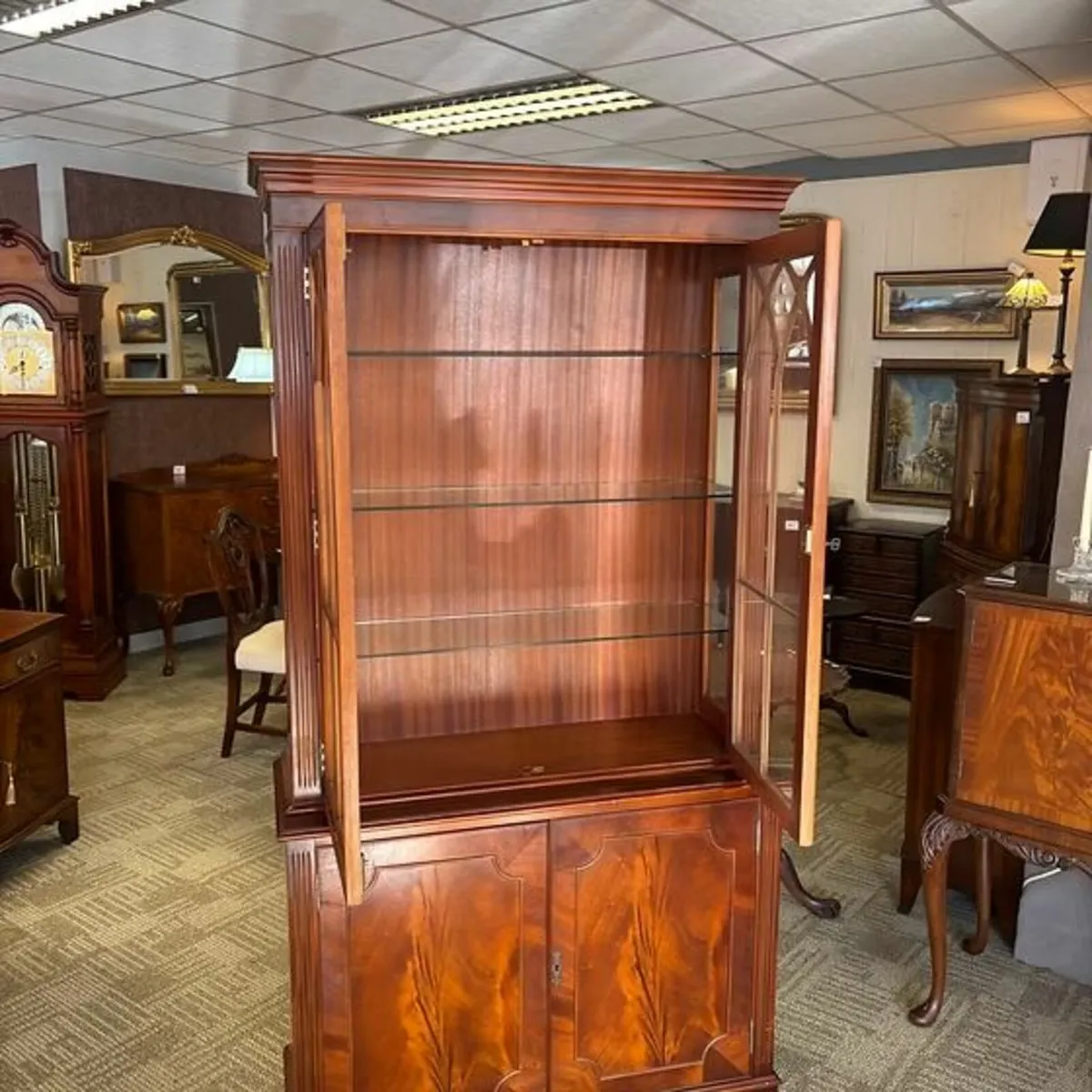 Fabulous mahogany two door display cabinet - Image 2