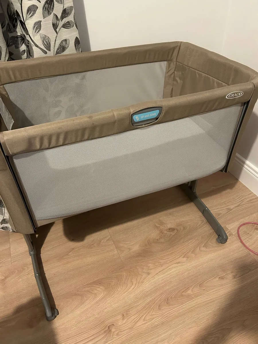 Graco bedside crib - Image 1