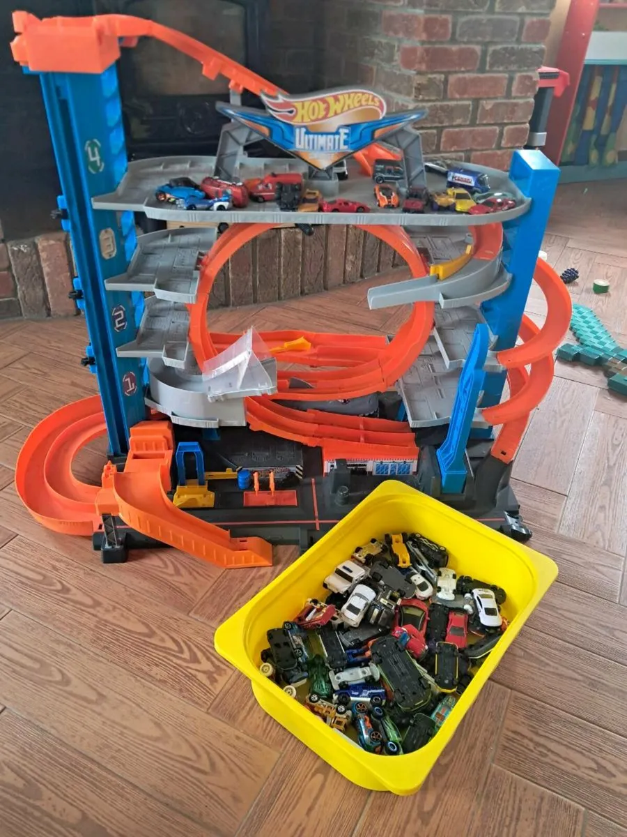 Hot wheels ultimate garage