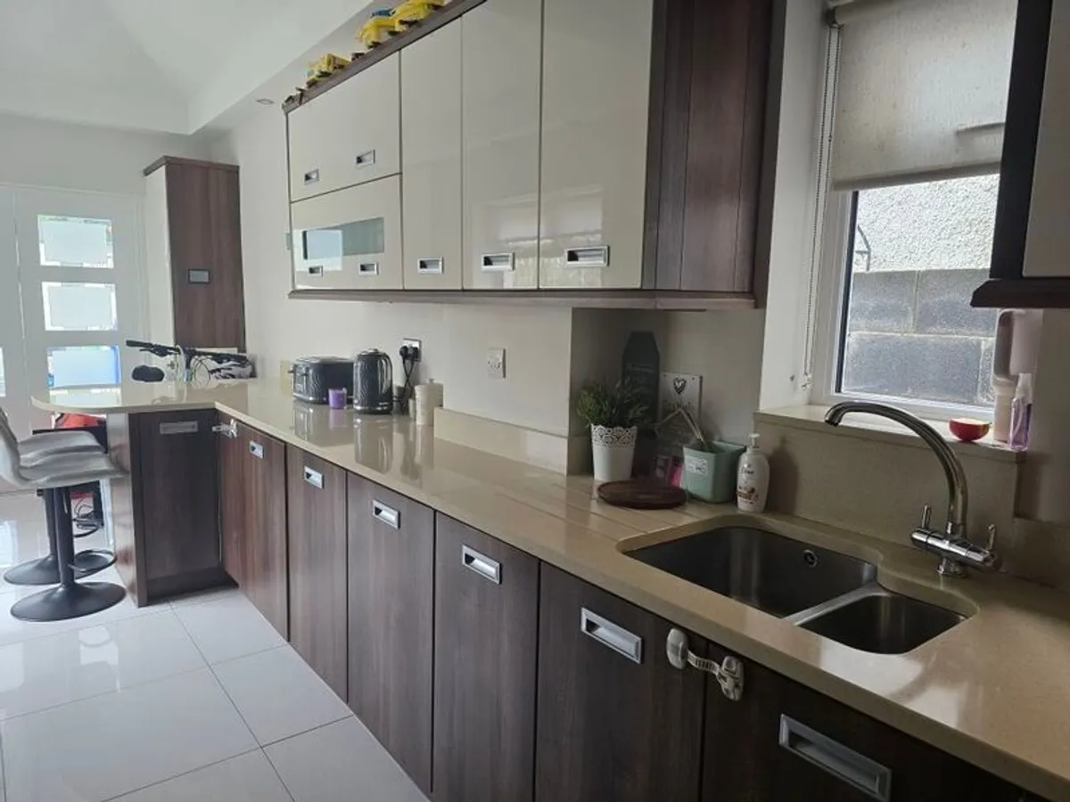 Kitchen units and quartz tops - Image 1
