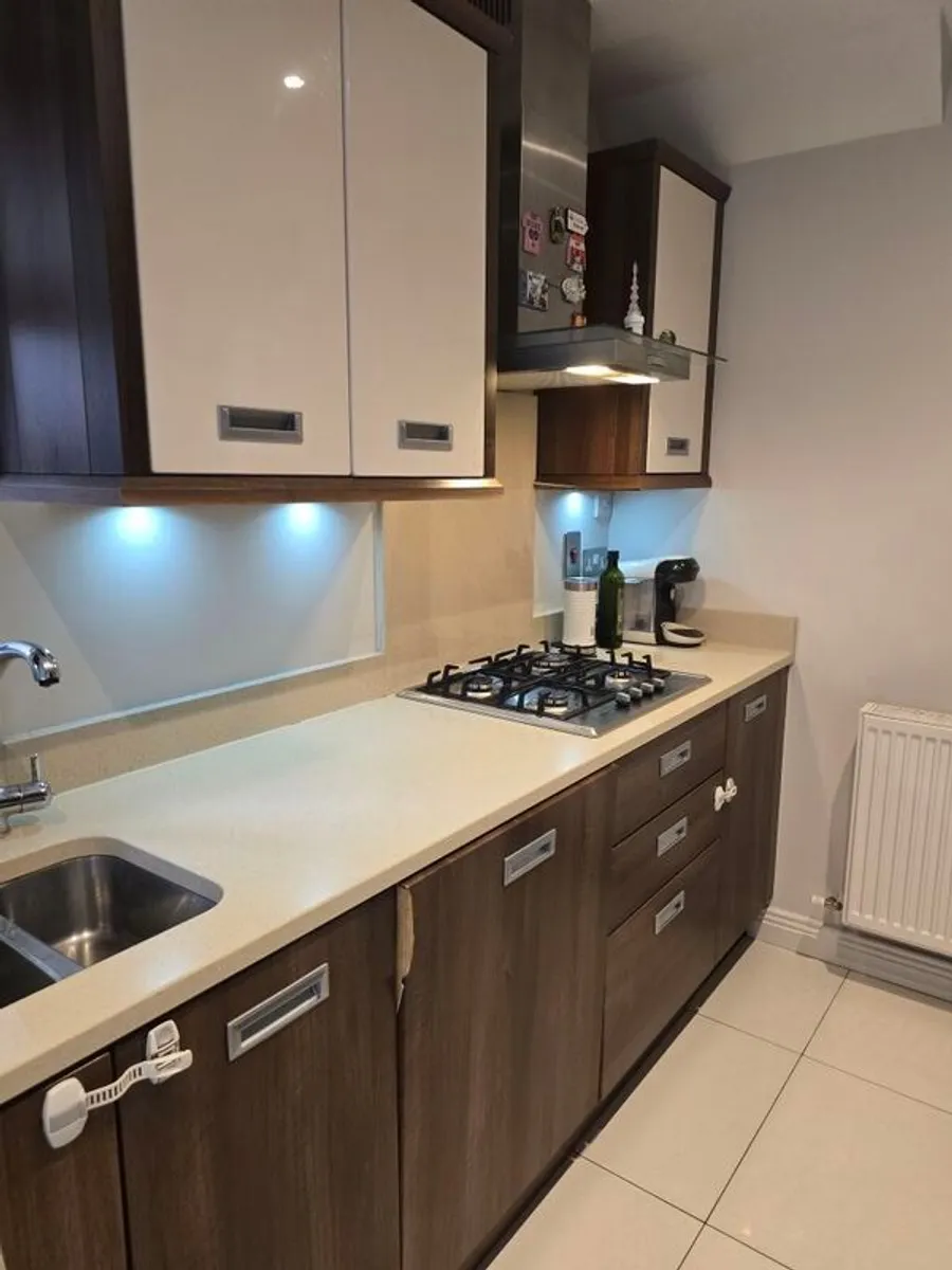 Kitchen units and quartz tops - Image 3