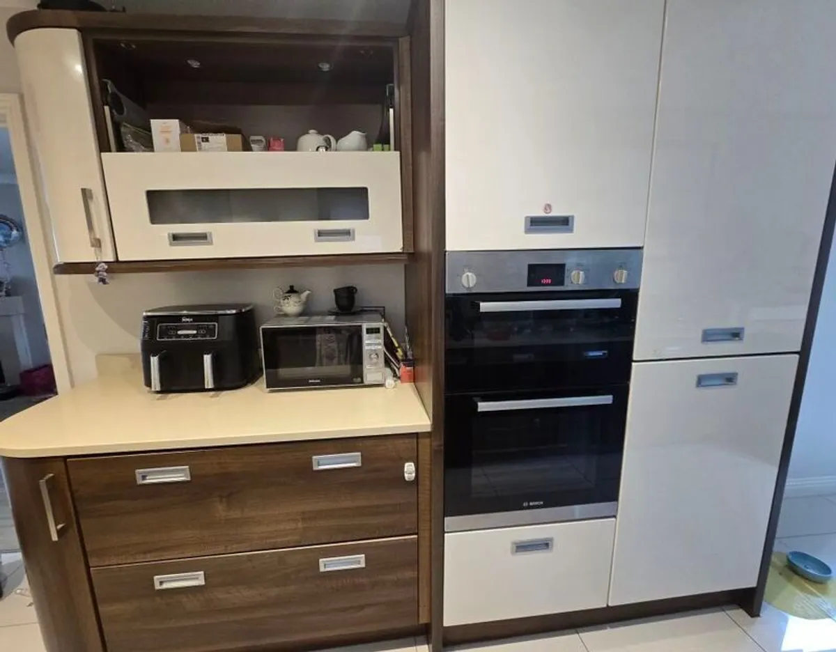 Kitchen units and quartz tops - Image 4