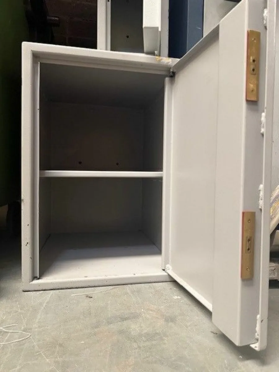 Steel storage cabinet - Image 2