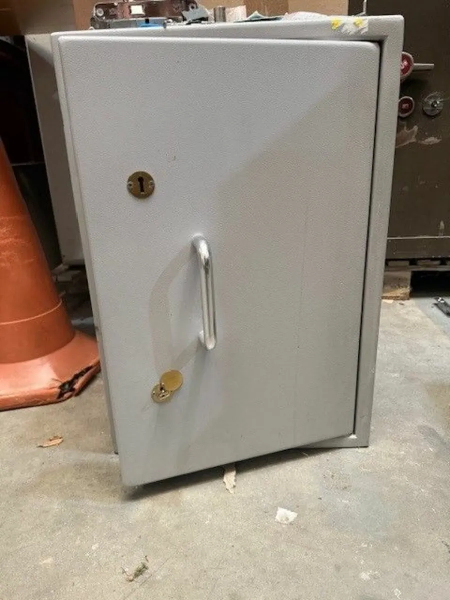 Steel storage cabinet - Image 1