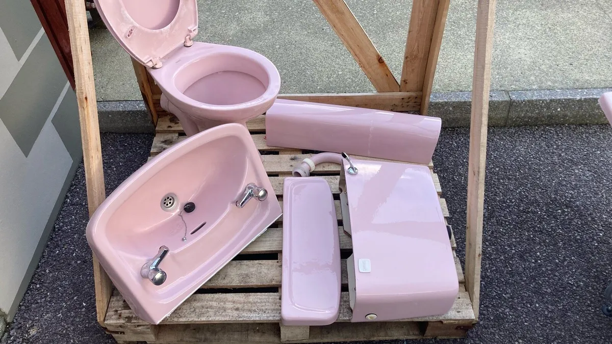 Shires pink bathroom set - Image 1