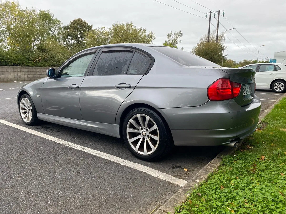 BMW 320d 2010 - Image 2
