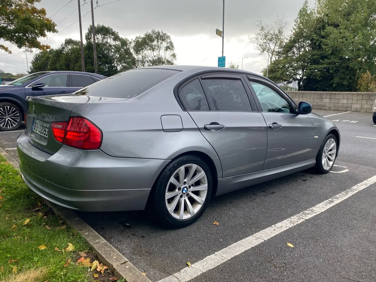 BMW 320d 2010 - Image 4