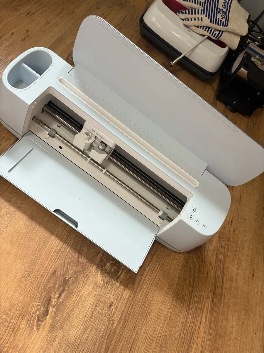 Cricut explorer/ heat press & more - Image 1