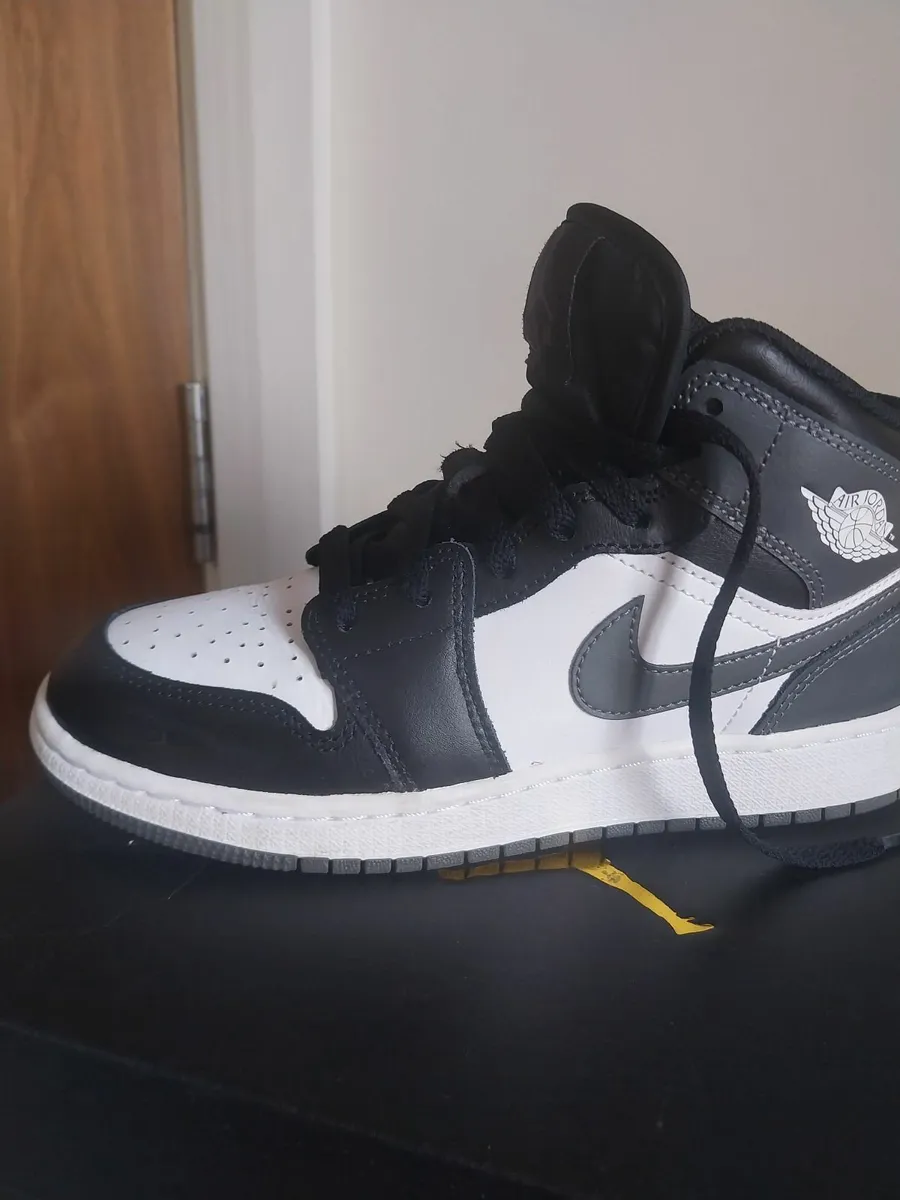NIKE Air Jordans - Image 4