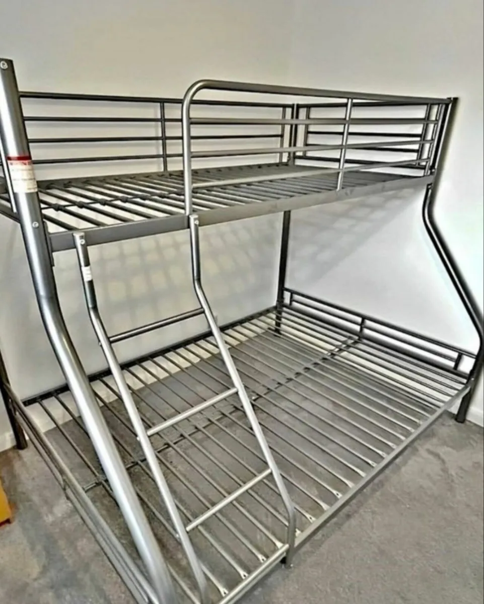 Triple bunk bed