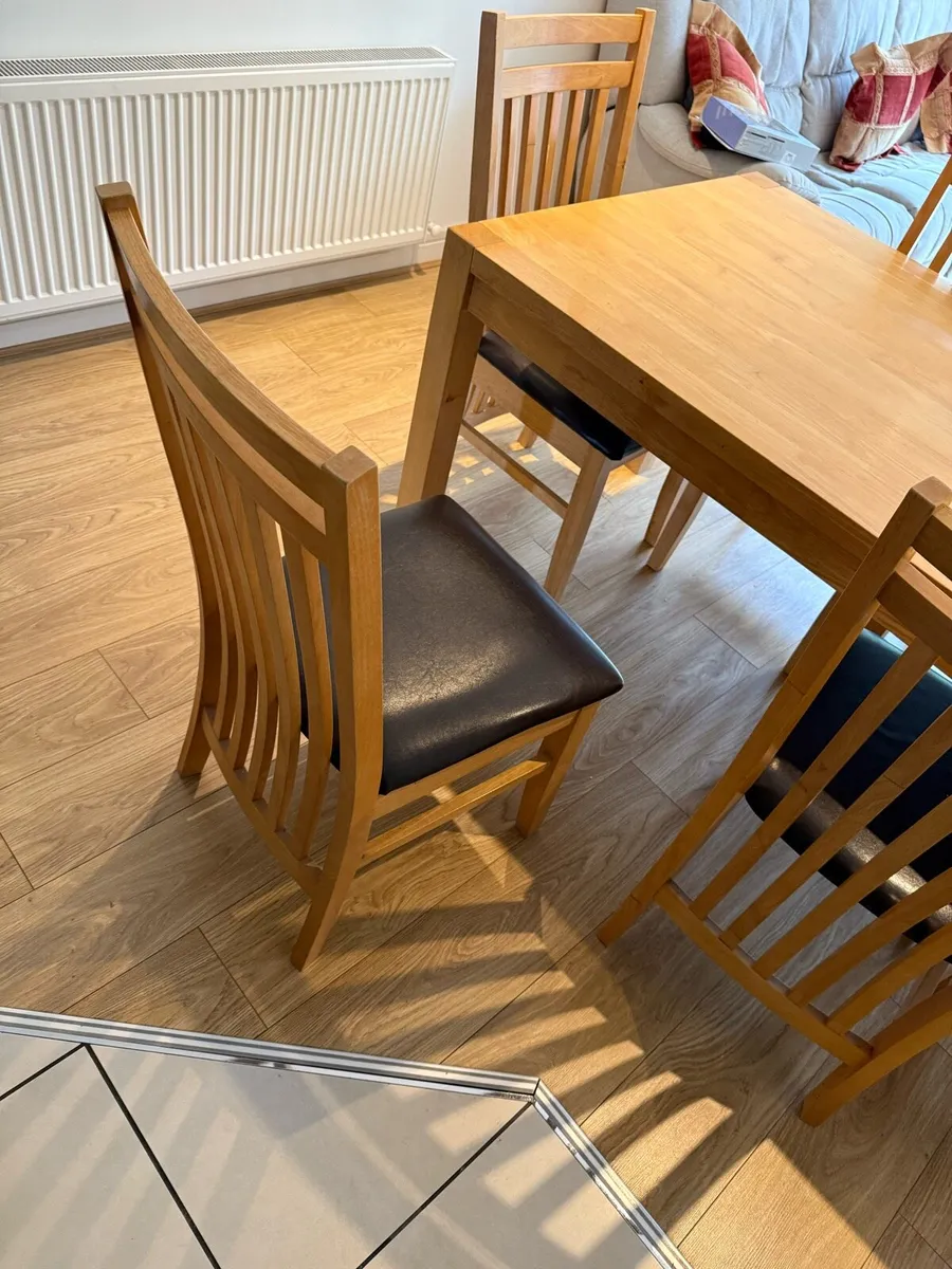 Dining room table and six chairs. Oak - Image 1