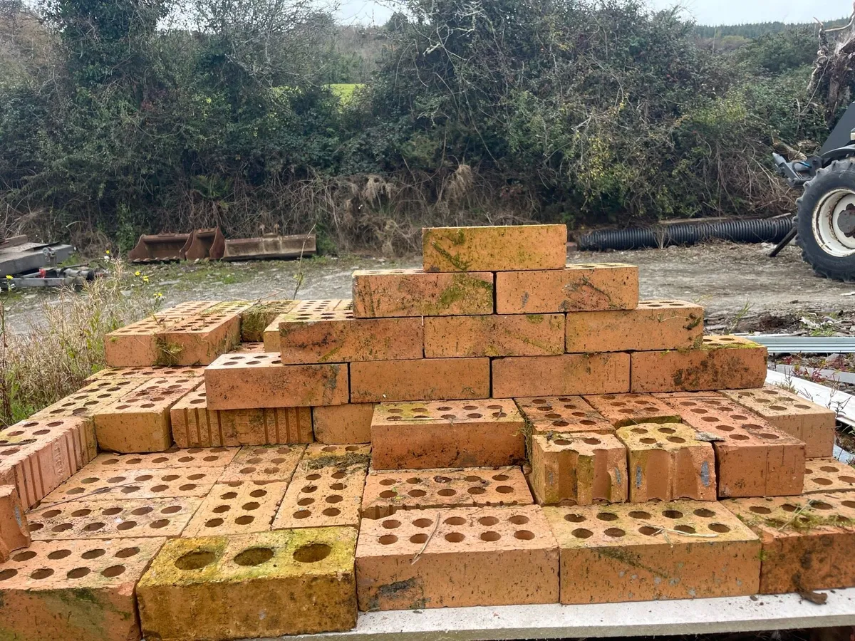 Yellow brick - Image 1
