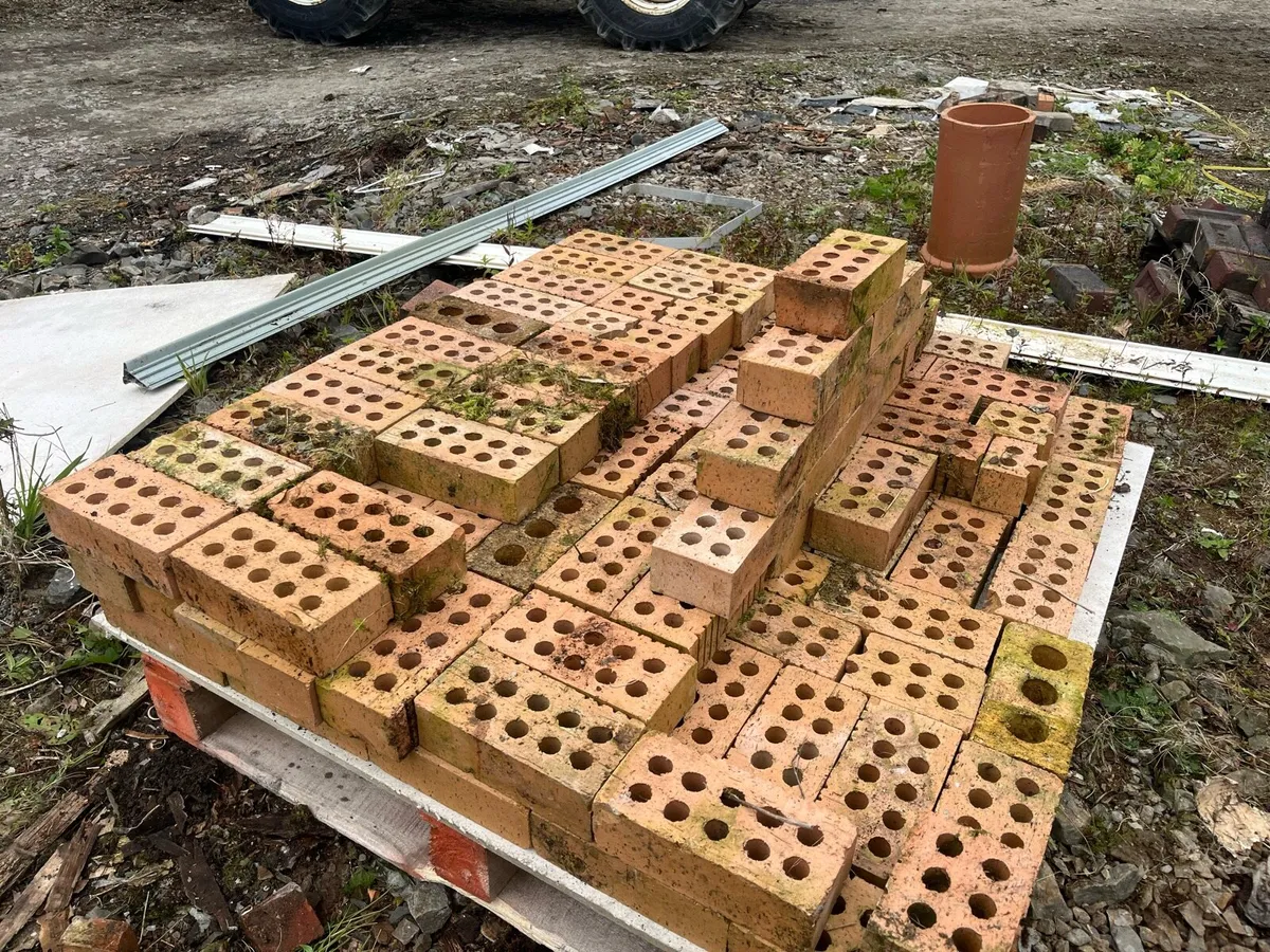 Yellow brick - Image 2