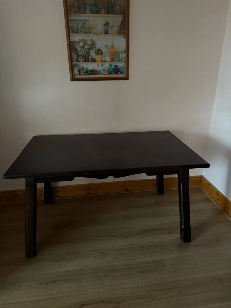 A blk coffee table