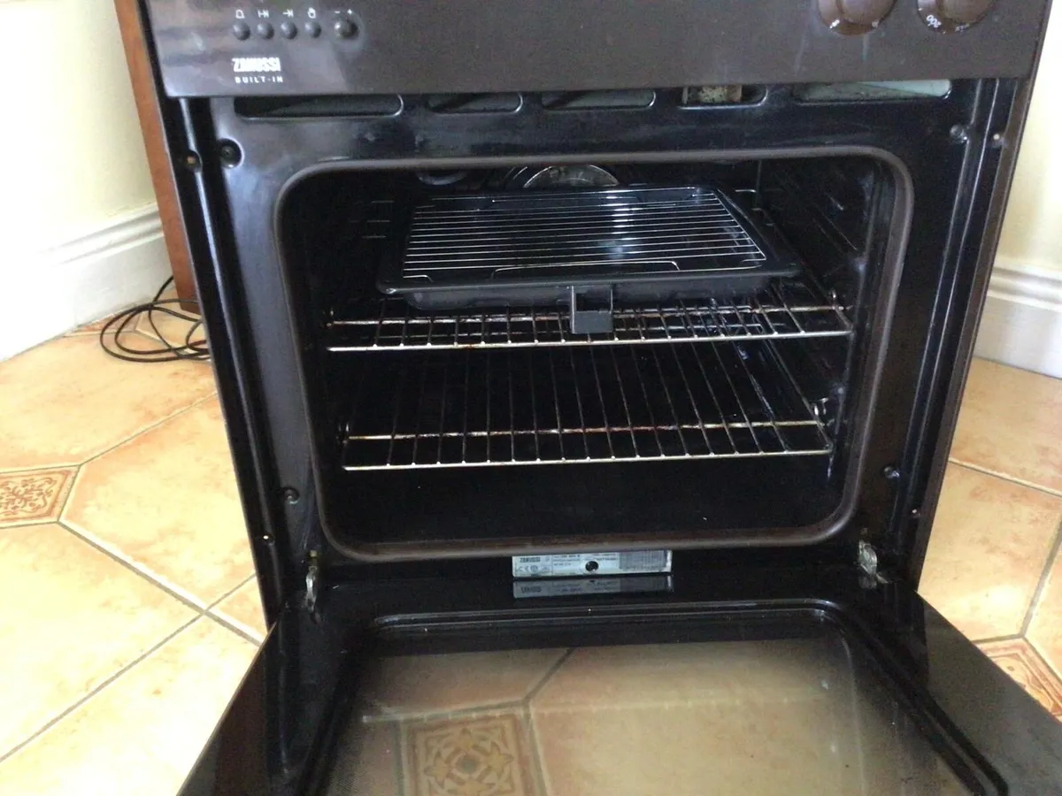 Oven and hob - Image 2